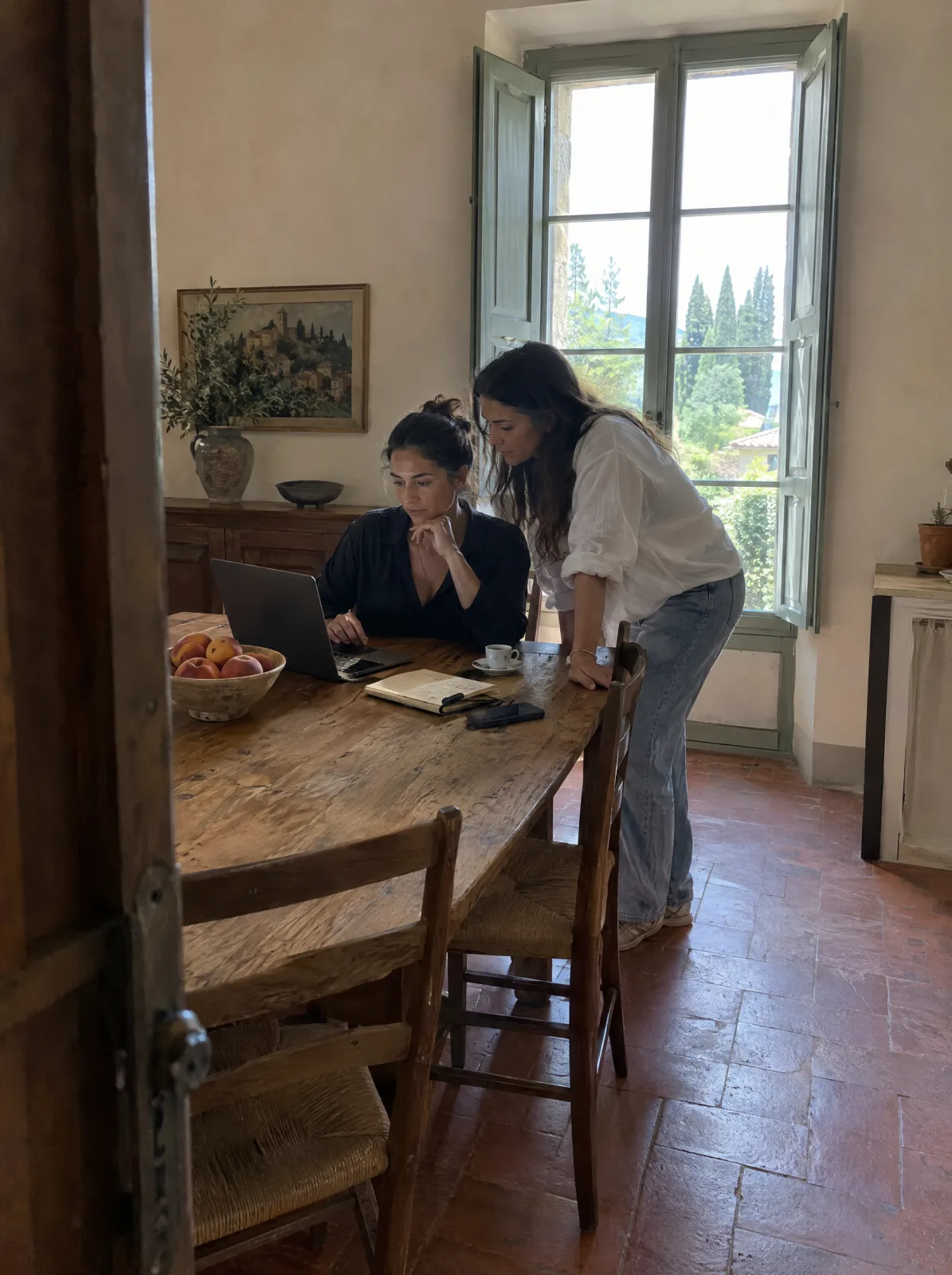 Zwei Personen arbeiten gemeinsam am Laptop.