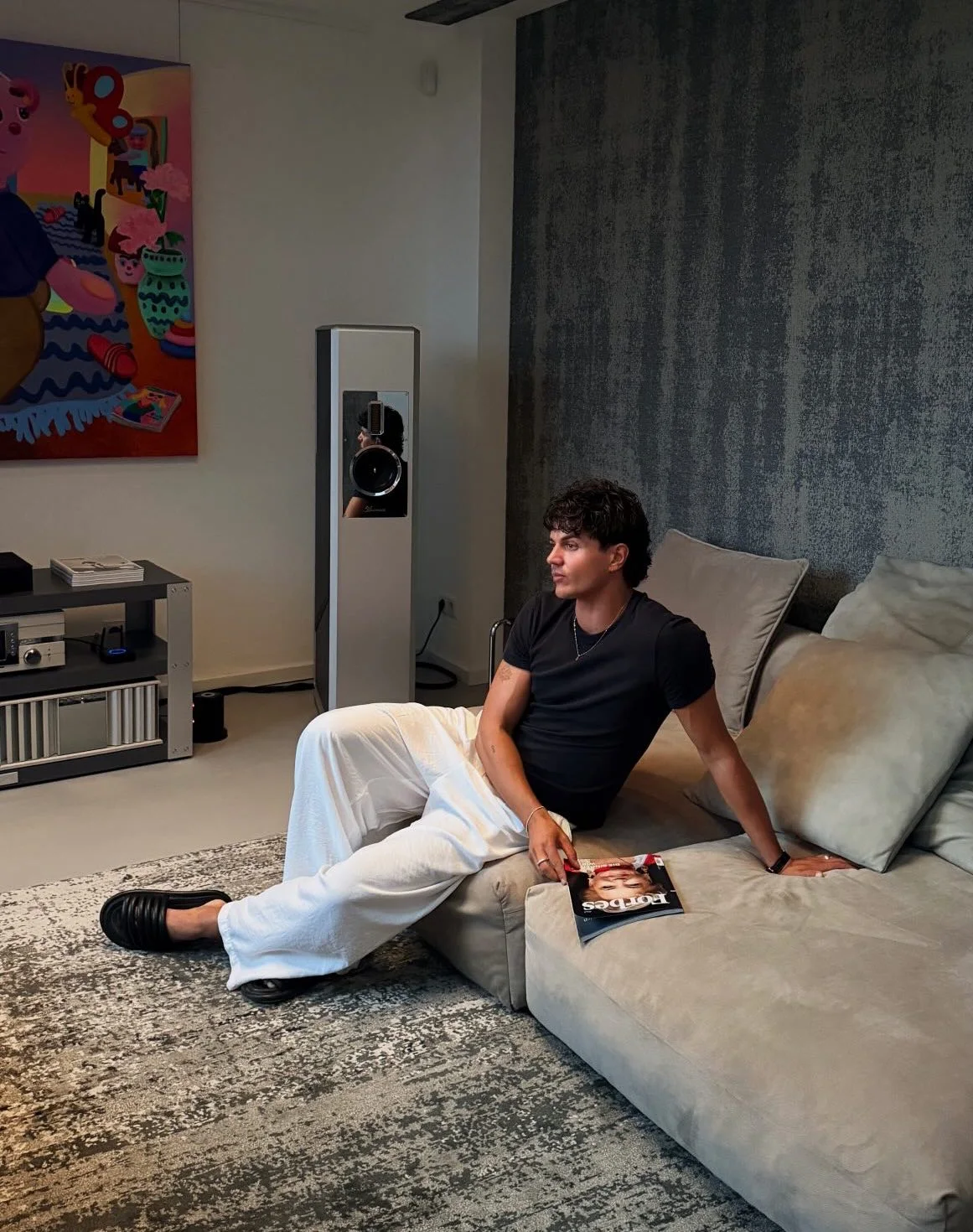Max Schröder im Wohnzimmer.