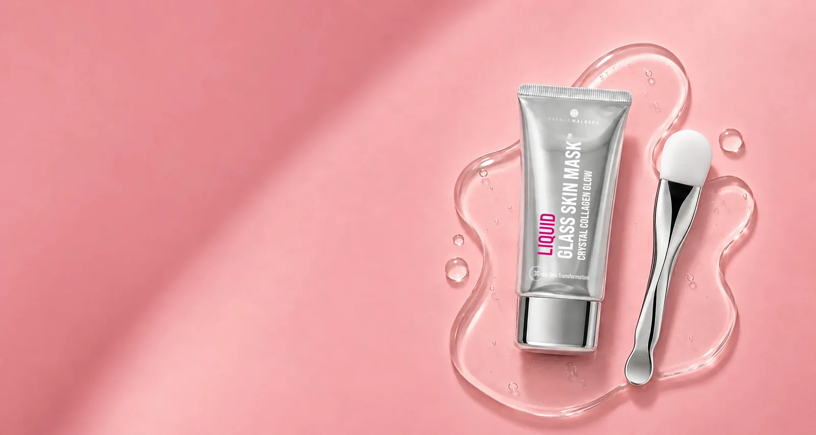 Liquid Glass Skin Mask und Pinsel von Svenja Walberg auf rosa Grund.